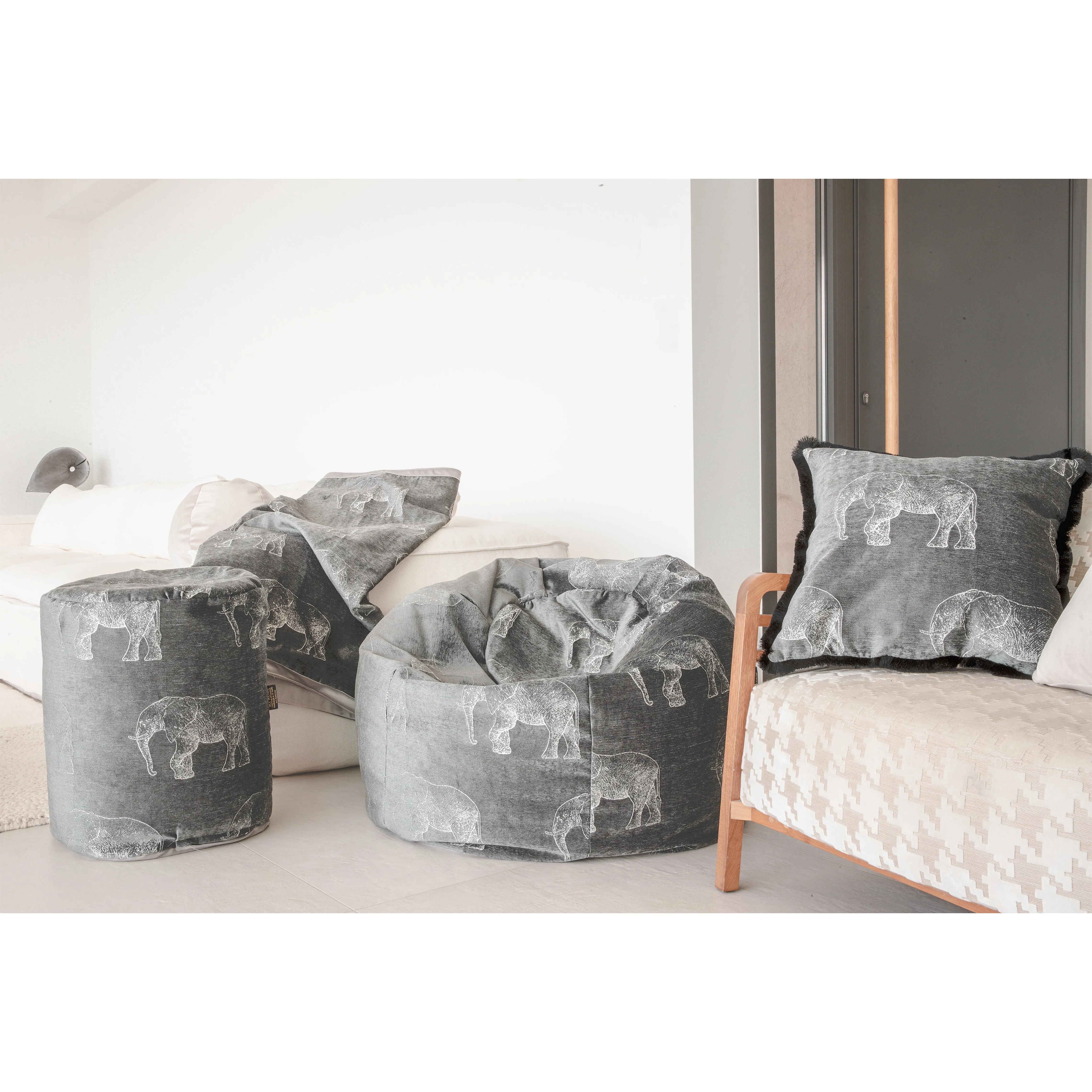 Pouf en velours gris brodés éléphants